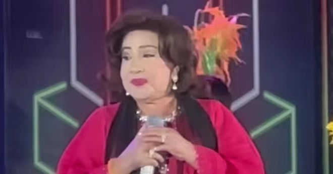 NSND Lệ Thủy biểu diễn tại Hồng Ngự NSND Lệ Thủy trên sân khấu