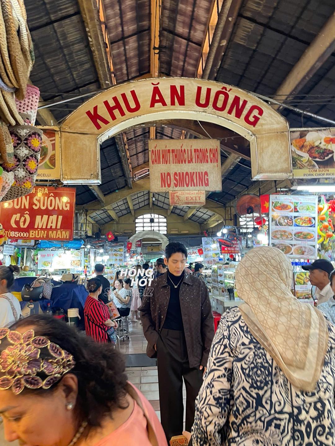 Lâm Bách Hoành trải nghiệm mua sắm tại các gian hàng chợ Bến Thành Ngôi sao ghé thăm các quầy hàng trái cây và đồ lưu niệm