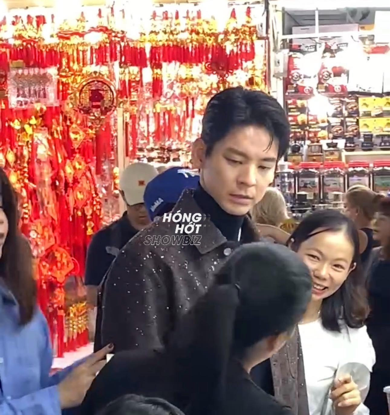 Lâm Bách Hoành nổi bật giữa đám đông nhờ vóc dáng và gương mặt điển trai Nam diễn viên nổi bật tại chợ Bến Thành