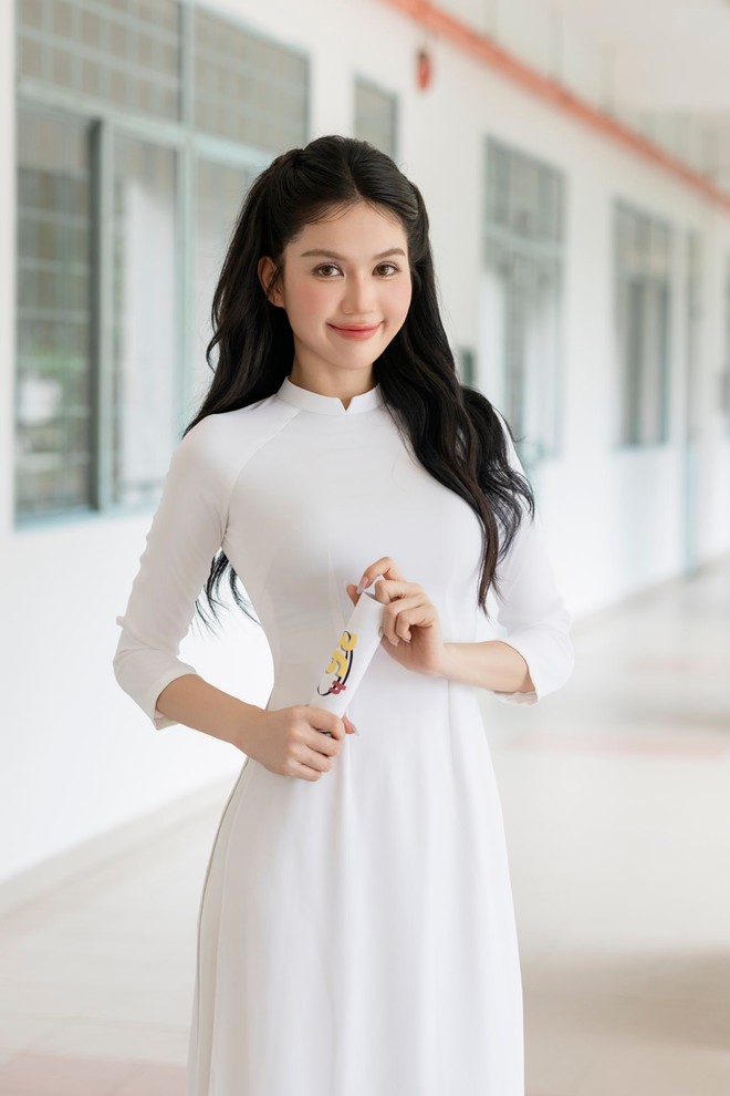 Ngọc Trinh mặc áo dài trắng