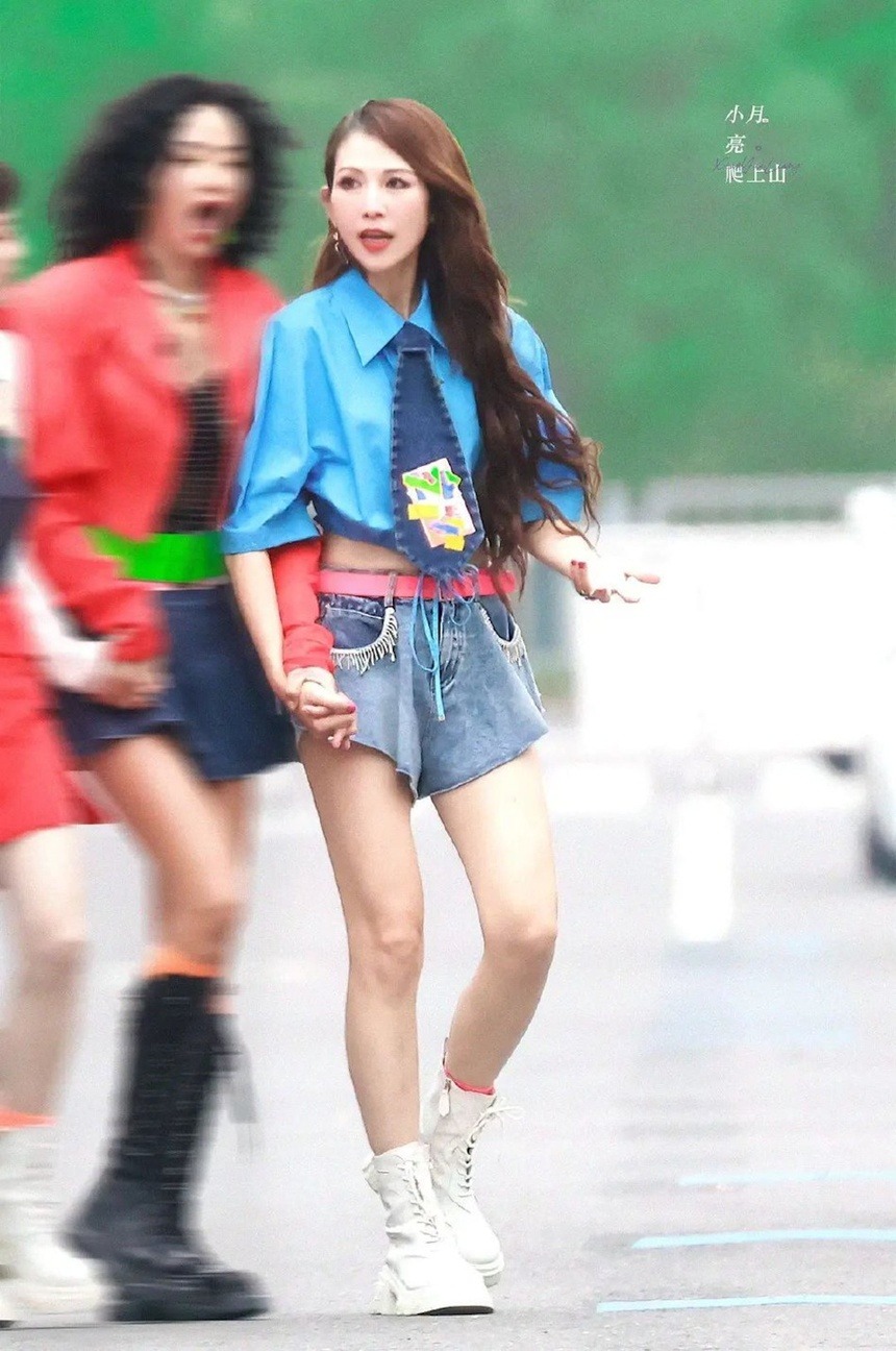 Thái Thiếu Phân trẻ trung tại show Tỷ Tỷ Đạp Gió Rẽ Sóng Á hậu Thái Thiếu Phân vóc dáng thon gọn và thần sắc rạng rỡ