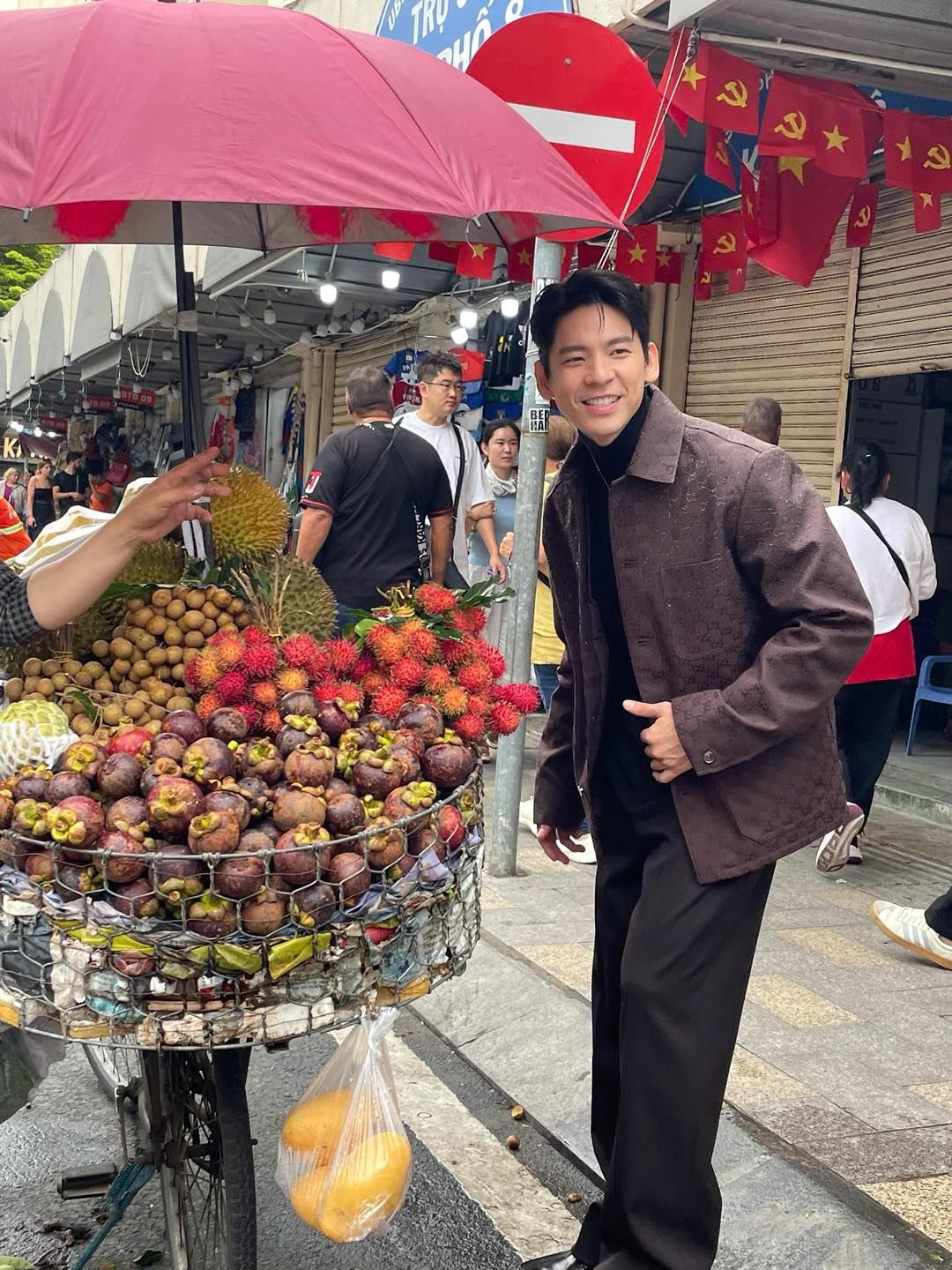 Lâm Bách Hoành thích thú với các loại trái cây ven đường Nam diễn viên thưởng thức trái cây rong đường phố TP.HCM