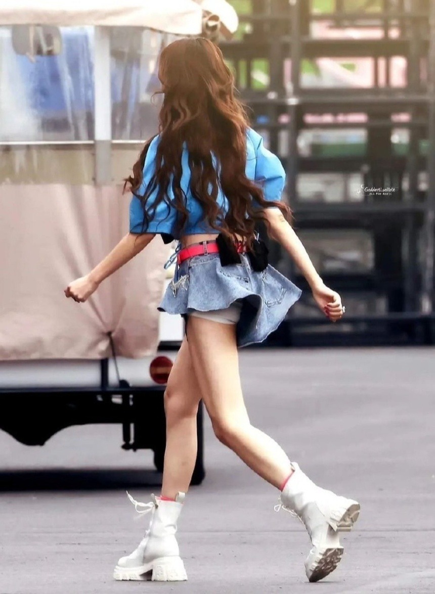 Thái Thiếu Phân tại show Tỷ Tỷ Đạp Gió Rẽ Sóng Á hậu với vòng eo con kiến và đôi chân dài