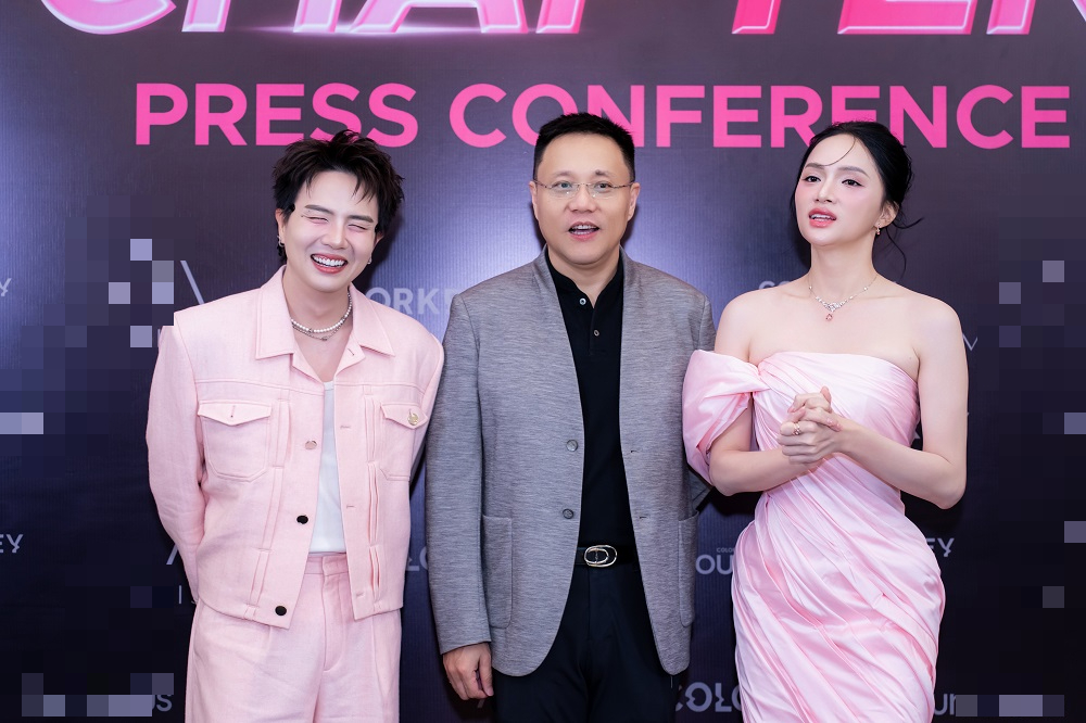 Hương Giang diện đầm hồng pastel khoe vai trần đầy quyến rũ