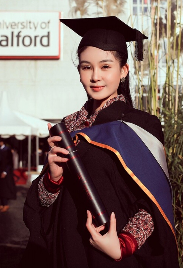 Lê Âu Ngân Anh tốt nghiệp thạc sĩ ở Anh. Lê Âu Ngân Anh nhận bằng thạc sĩ