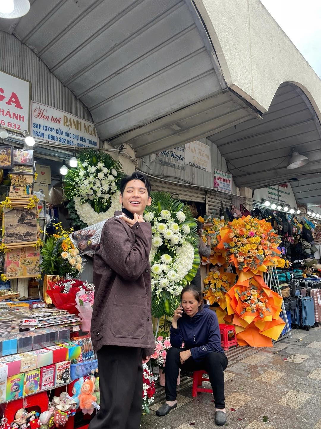 Lâm Bách Hoành vui vẻ mua măng cụt tại chợ Ngôi sao mua măng cụt và chụp ảnh kỷ niệm