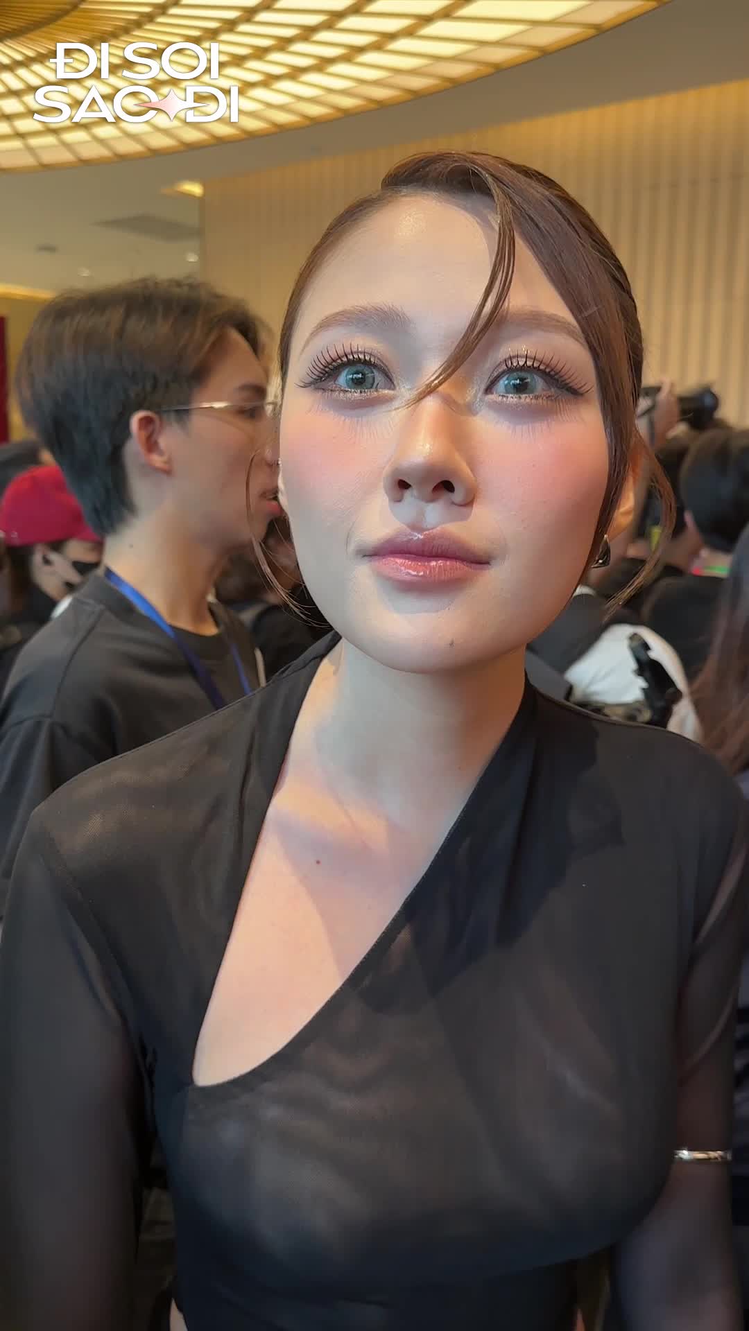 Uyển Ân mặc váy 'chặt chém' đến sự kiện Uyển Ân với thiết kế đen cắt xẻ táo bạo